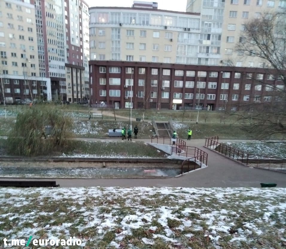 Паглядзіце, як "схавалі" БЧБ-сцяг на возеры ў Баранавічах