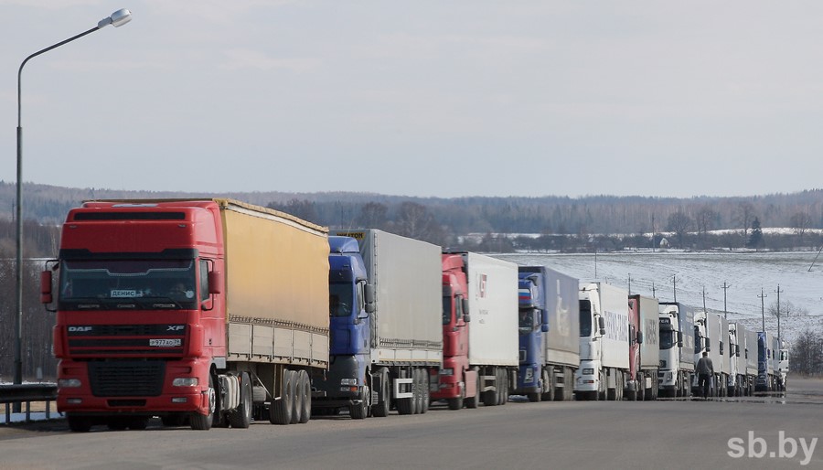 Чэргі грузавікоў на мяжы з Літвой зменшыліся