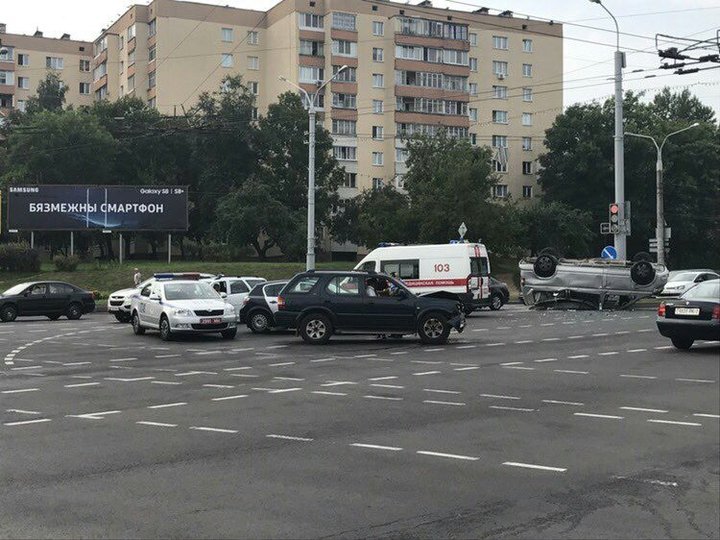 Фотафакт: у Мінску перакуліўся мікрааўтобус Volkswagen