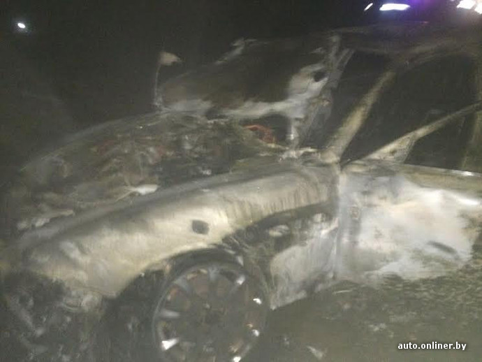 Пад Мінскам пасля сутыкнення з пешаходам загарэўся аўтамабіль Maserati (фота)