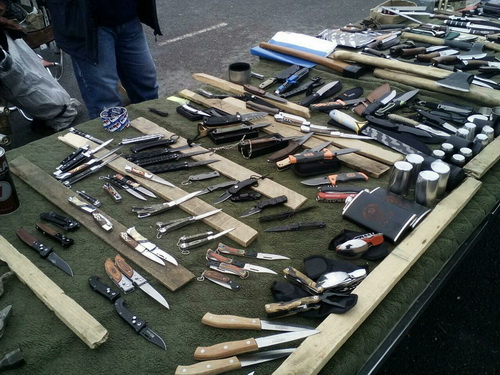 У Мінску міліцыя затрымала нелегальнага прадаўца мачэтэ (фота)