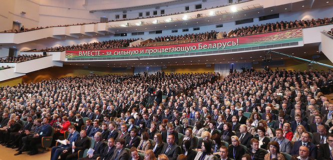 Лукашэнка распавёў, што яго папракаюць “мяккай беларусізацыяй”