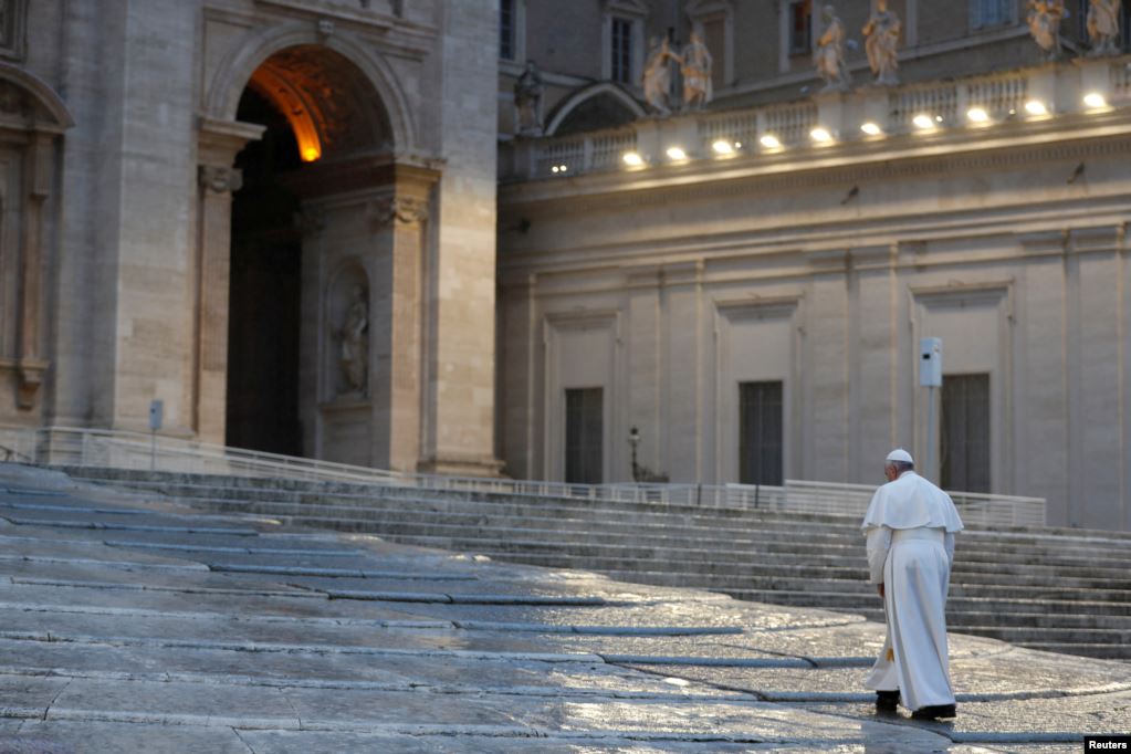 Ватыкан у ізаляцыі: Папа Рымскі памаліўся на пустой плошчы 