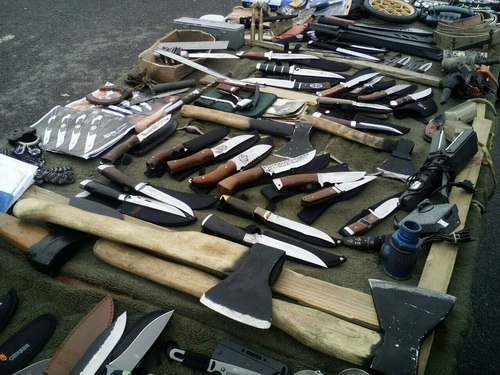 У Мінску міліцыя затрымала нелегальнага прадаўца мачэтэ (фота)