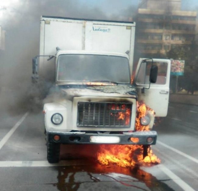 У Мінску падчас руху загарэўся грузавік (фота)