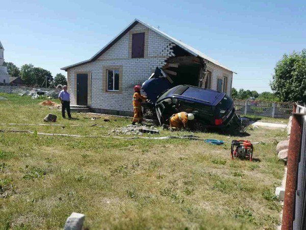 У Іванаўскім раёне легкавы аўтамабіль праламіў сцяну і заехаў у дом (фота)