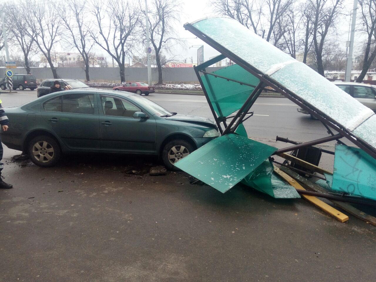 У Мінску легкавік знёс прыпынак грамадскага транспарту (фота)