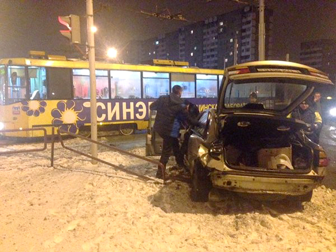 Уначы ў Мінску сутыкнуліся трамвай і легкавы аўтамабіль (фота)