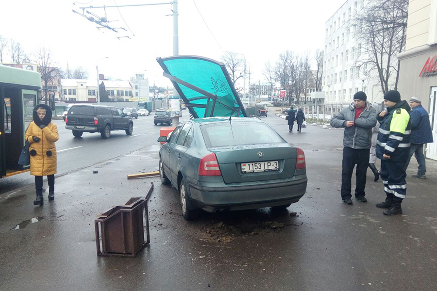 У Мінску легкавік знёс прыпынак грамадскага транспарту (фота)