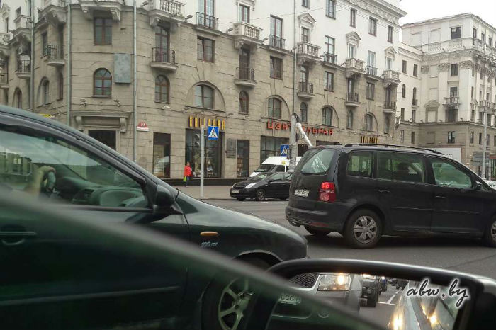 У Мінску на праспекце Незалежнасці зламаўся слуп (фота, відэа)