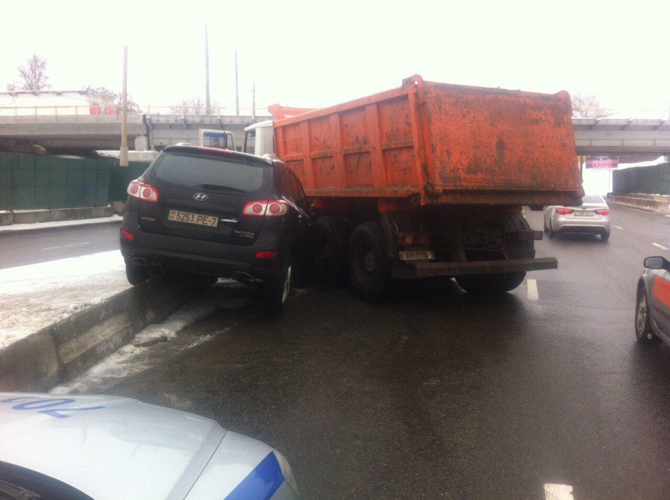 У Мінску на праспекце Дзяржынскага джып трапіў пад грузавік (фота)