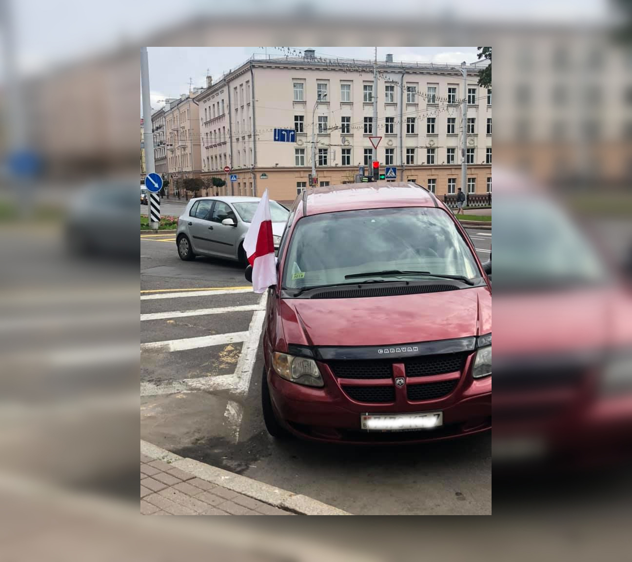 У Мінску на праспекце Незалежнасці даішнікі спынілі машыну з БЧБ-сцягам