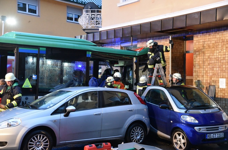 У Германіі аўтобус са школьнікамі пратараніў сцяну дома (фота)