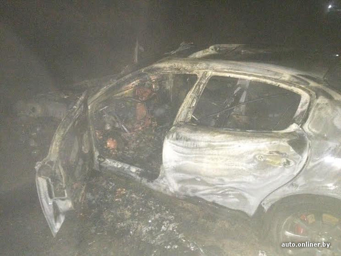 Пад Мінскам пасля сутыкнення з пешаходам загарэўся аўтамабіль Maserati (фота)