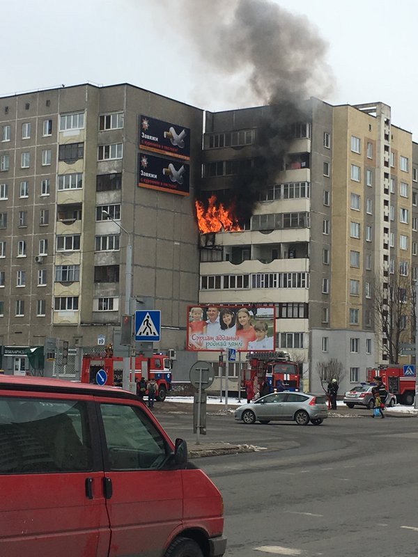 Фотафакт: у Мінску каля вуліцы Бяды адкрытым полымем гарэла кватэра