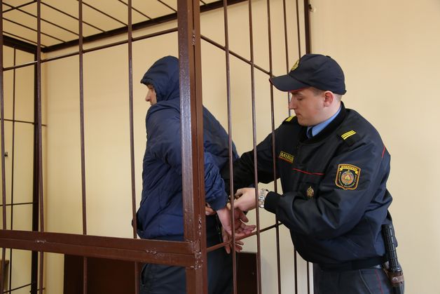 Таксіста, які заразіў жонку ВІЧ-інфекцыяй, на 5 гадоў адправілі за краты (фота)