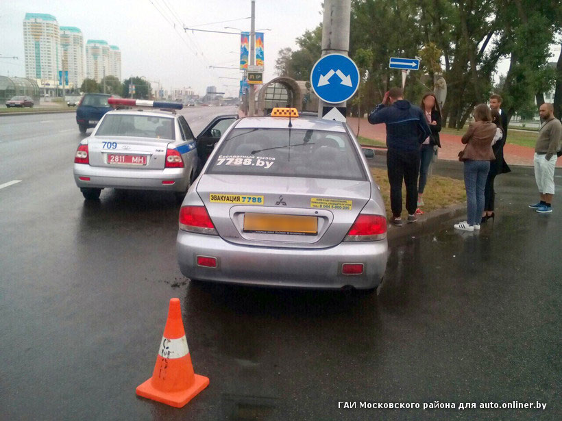 У Мінску ў слуп урэзалася таксоўка на "лысых" шынах (фота)