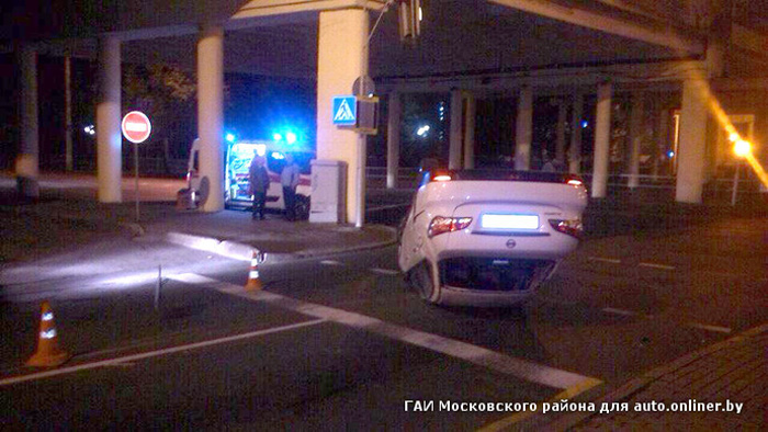 У цэнтры Мінску п'яны кіроўца на Nissan 100 метраў ехаў на даху аўто (фота)