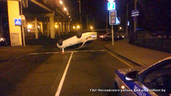 У цэнтры Мінску п'яны кіроўца на Nissan 100 метраў ехаў на даху аўто (фота)