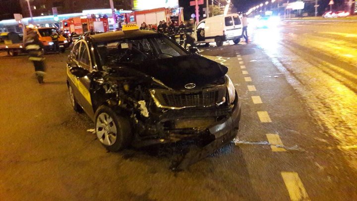 Пасля аварыі з удзелам легкавіка і таксі тры чалавекі апынуліся ў лякарні