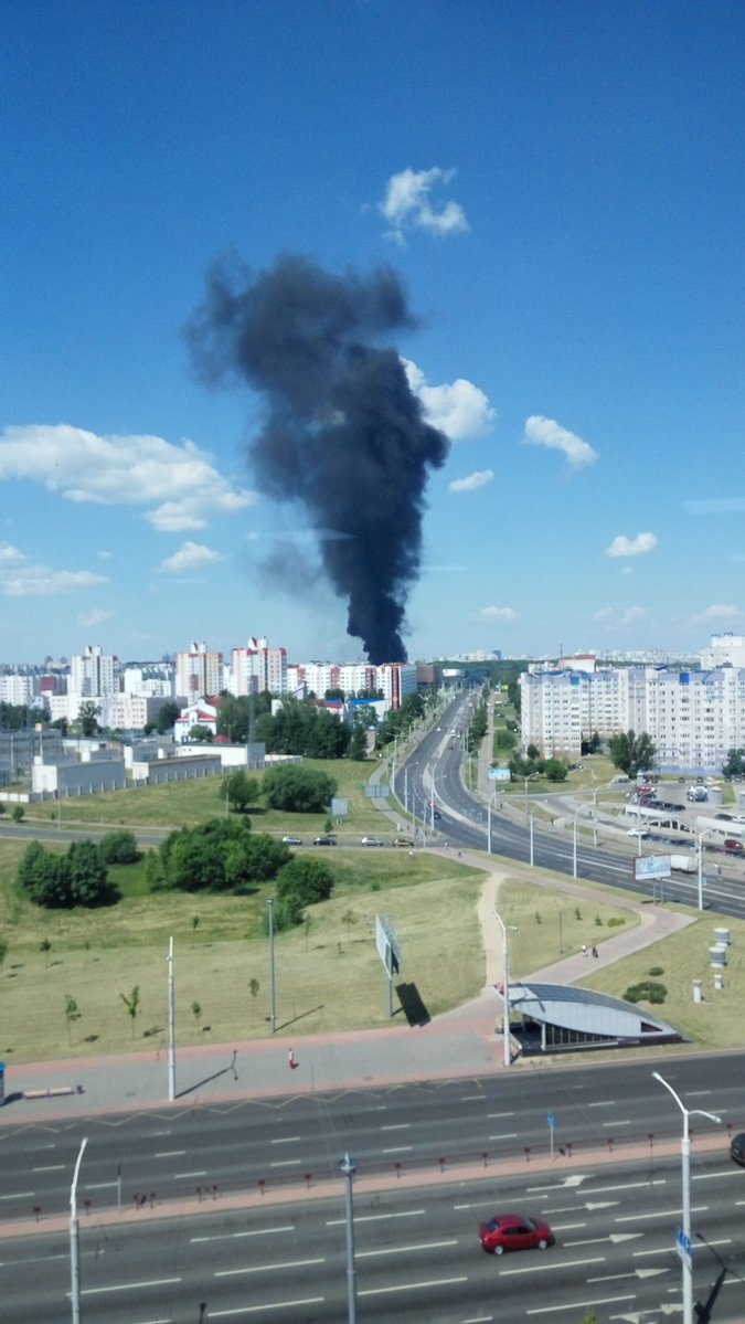 Ля метро “Міхалова” ў Мінску быў пажар, здалёк бачылі слуп чорнага дыму (відэа)