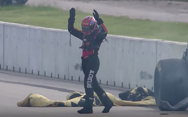 Гоначны аўтамабіль выбухнуў на хуткасці звыш 500 км/г (відэа)