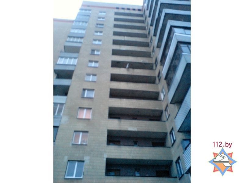 У Брэсце малады чалавек пагражаў саскочыць з 14-га паверха