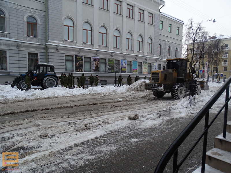 З парковачных месцаў на вуліцы Маркса ў Мінску эвакуююць аўтамабілі