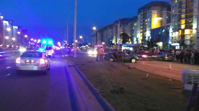 ДТЗ у Мінску: "Мерсэдэс" пасля ўдару аб парапет адкінула з дарогі