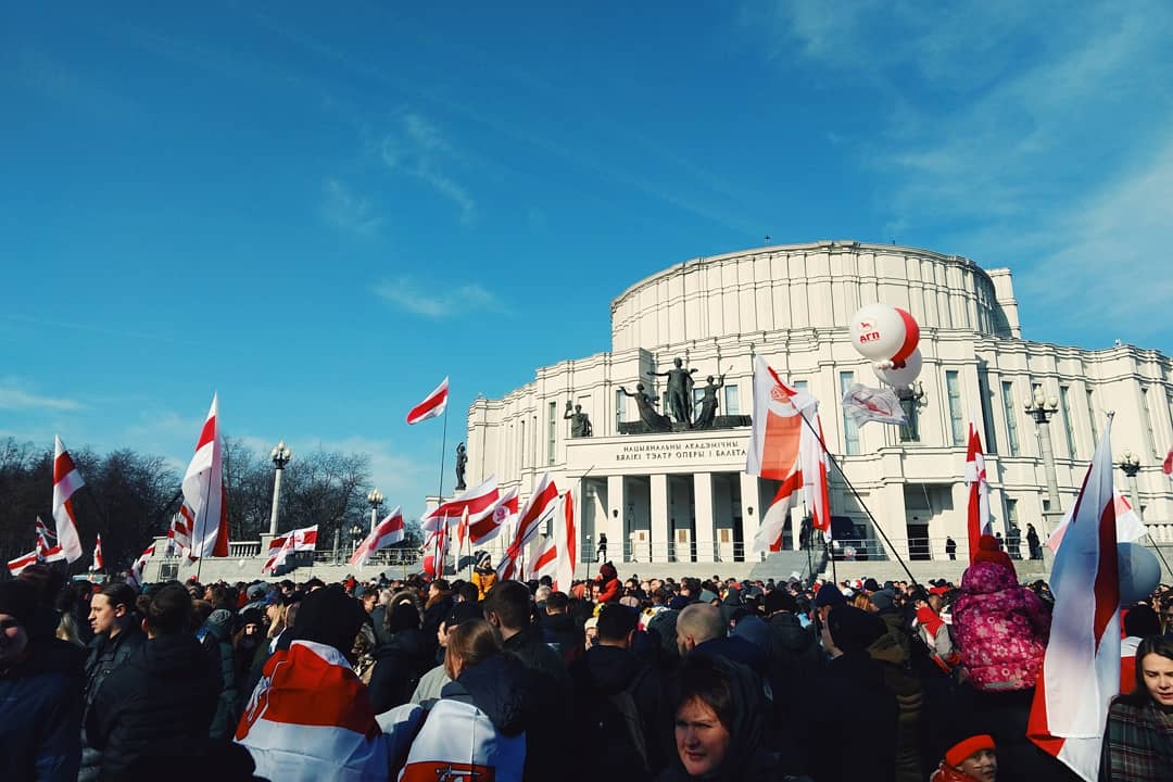 Исследование: Поддержка демократии в Беларуси превратилась в “грантоманию”