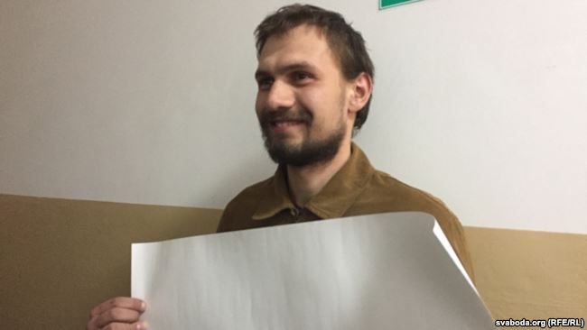 У Брэсце судзілі людзей, якія на вуліцы трымалі чыстыя аркушы паперы