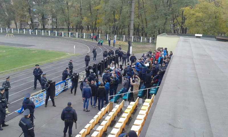 На матчы "Хімік" — "Дняпро" супраць фанатаў выйшлі амапаўцы са шчытамі (фота)