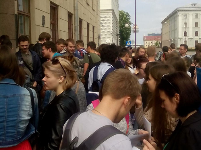Фотафакт: у Мінску эвакуявалі будынак гістфаку БДУ