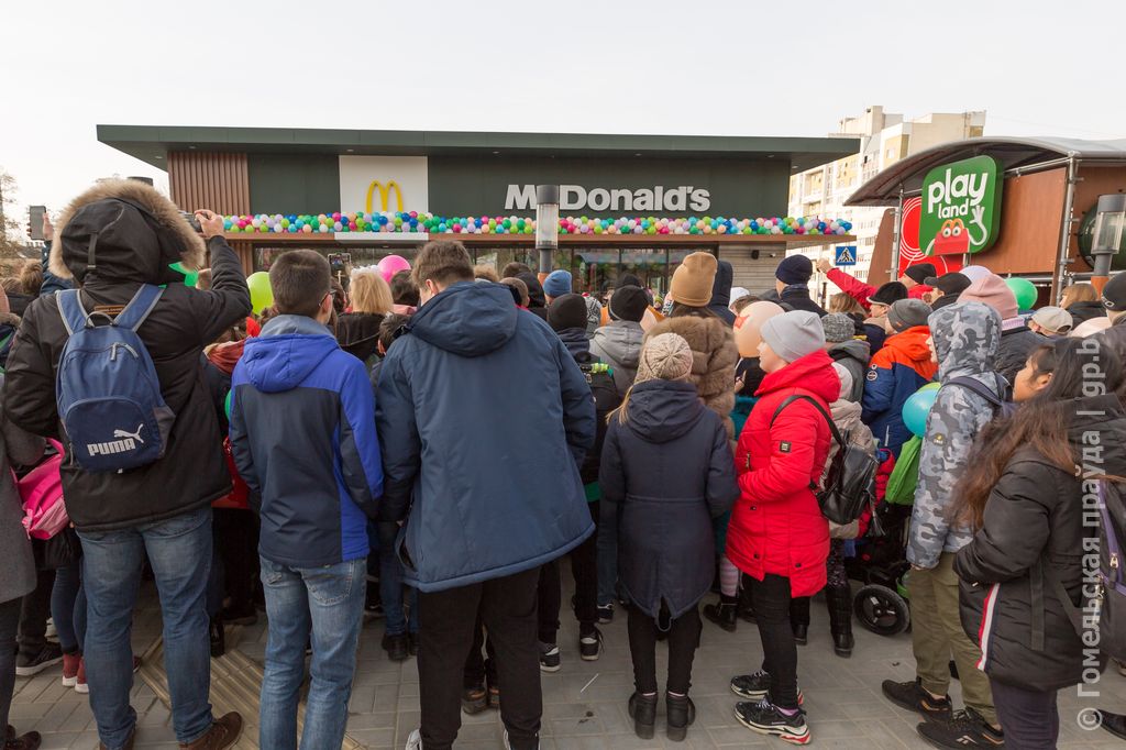 В Гомеле открыли McDonald’s, в Витебске — KFC. И там, и там ажиотаж и очереди