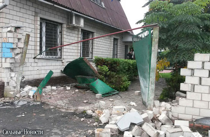 Аўтамабіль знёс агароджу Грамадска-палітычнага цэнтра ў Гомелі (фота)