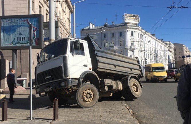 У цэнтры Мінска грузавік часткова праваліўся пад зямлю (фотафакт)