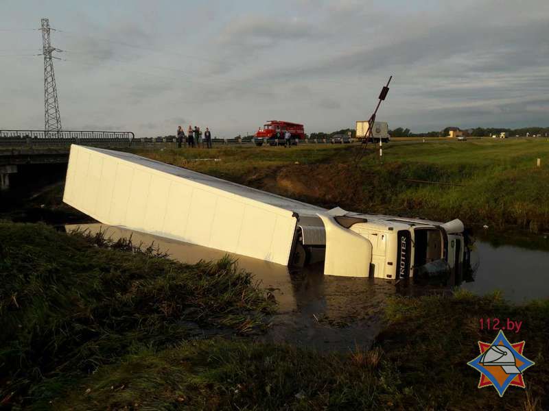 У Кобрынскім раёне фура звалілася ў меліярацыйны канал (фота)