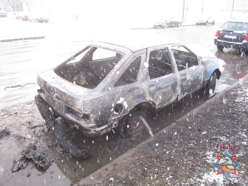 У Мінску невядомы падпаліў аўтамабіль (фота)