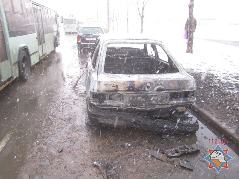 У Мінску невядомы падпаліў аўтамабіль (фота)