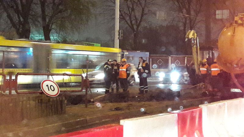 Фота, відэа: У цэнтры Мінска праваліўся асфальт на праезнай частцы