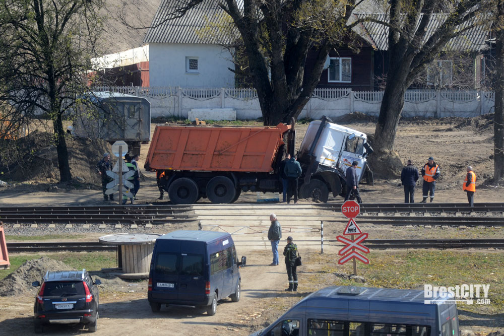 У Брэсце на будаўнічай пляцоўцы грузавік МАЗ трапіў пад цеплавоз