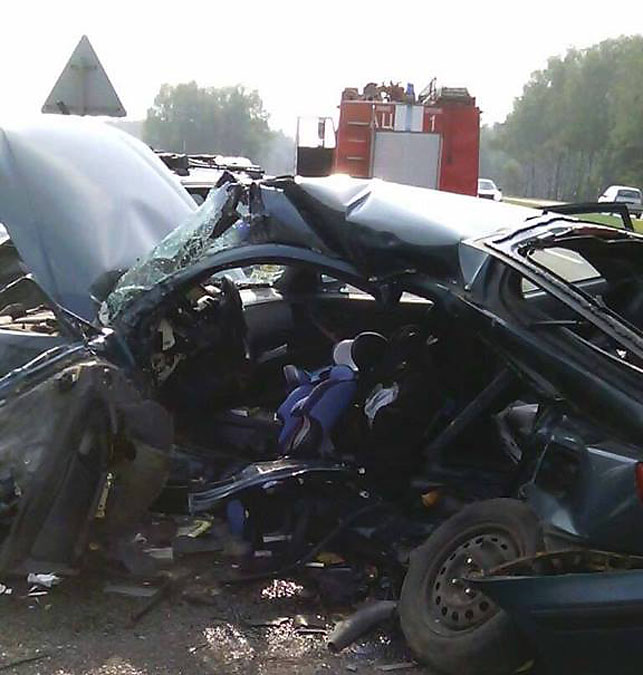 У аўтааварыі пад Крупкамі загінулі двое дарослых і гадавалае дзіця (фота)
