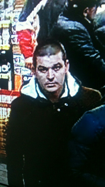 Міліцыя знайшла рабаўніка, які наступаў нагой на твар жанчыне (відэа)