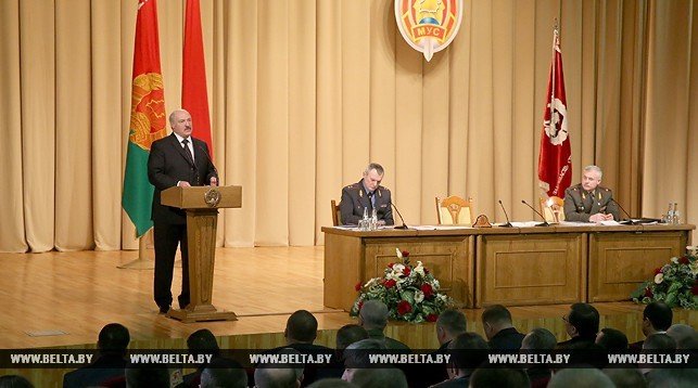Лукашэнка сумняецца ў эфектыўнасці ўвядзення забаронаў на продаж алкаголю