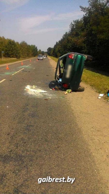 Пад Брэстам перакуліўся аўтамабіль, у якім былі двое малых дзяцей