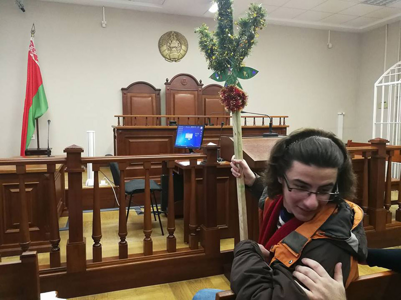 Пятро Маркелаў прыйшоў у суд у касцюме калядоўшчыка (фота)