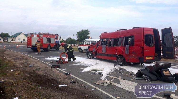 Жахлівае ДТЗ пад Брэстам: фура без тармазоў уехала ў маршрутку