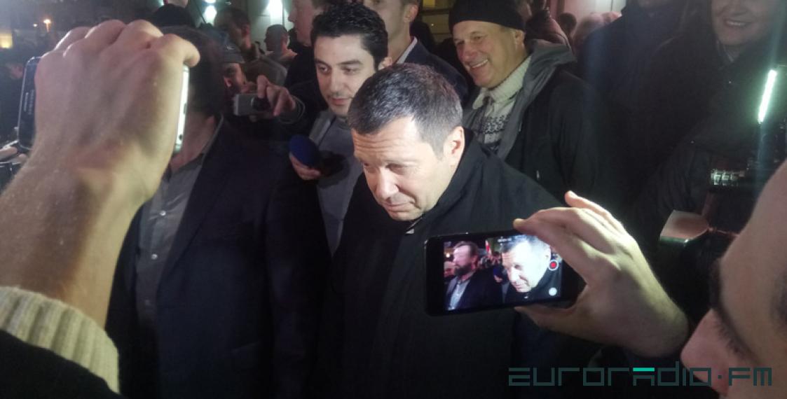 Салаўёў бярэ перададзеную запіску, чытае: “Забярыце нас, як Крым, да сябе!”