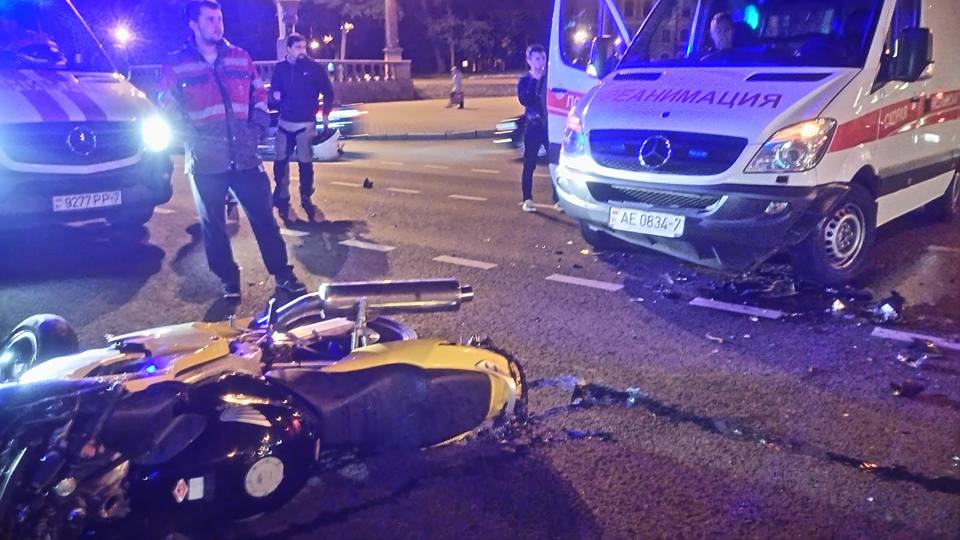 В полночь в Минске мотоциклист столкнулся со скорой