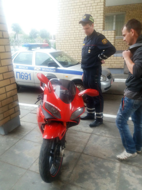 У Мінску п’яны матацыкліст-бяспраўнік упаў каля ганку РУУС (фота)